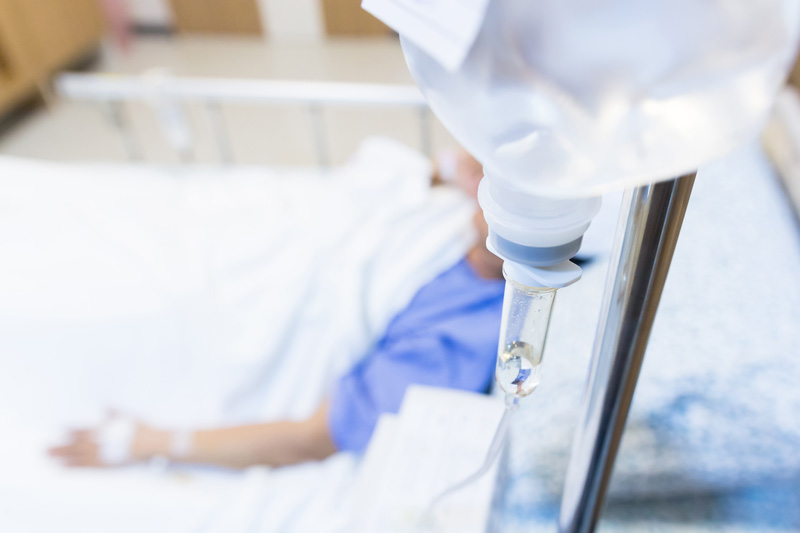 пациент лежит под капельницей ципрофлоксацина