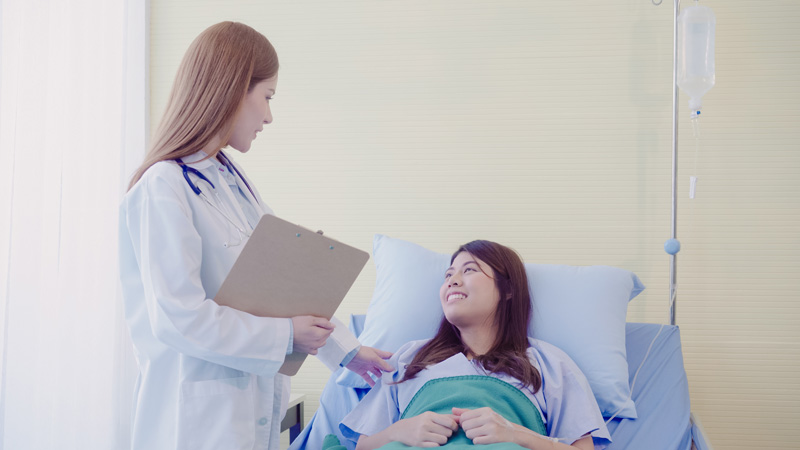 пациентка под капельницей для похудения и доктор
